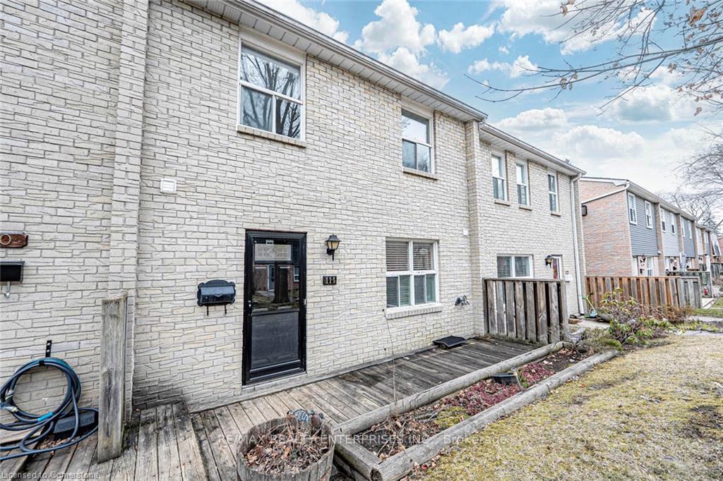 4 Bedrooms Condo at 1050 Shawnmarr, Mississauga For sale
