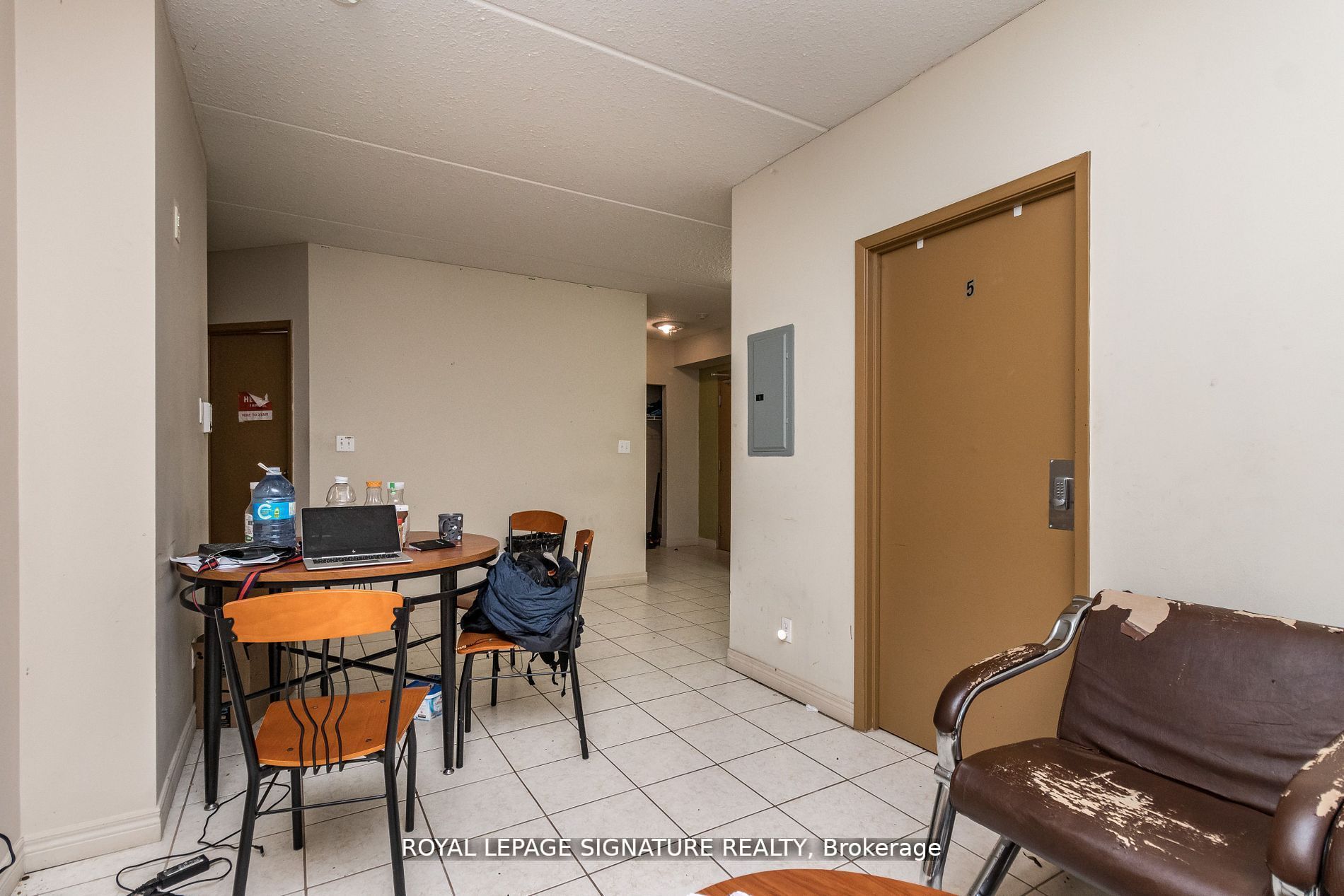 253 Lester Street, #101