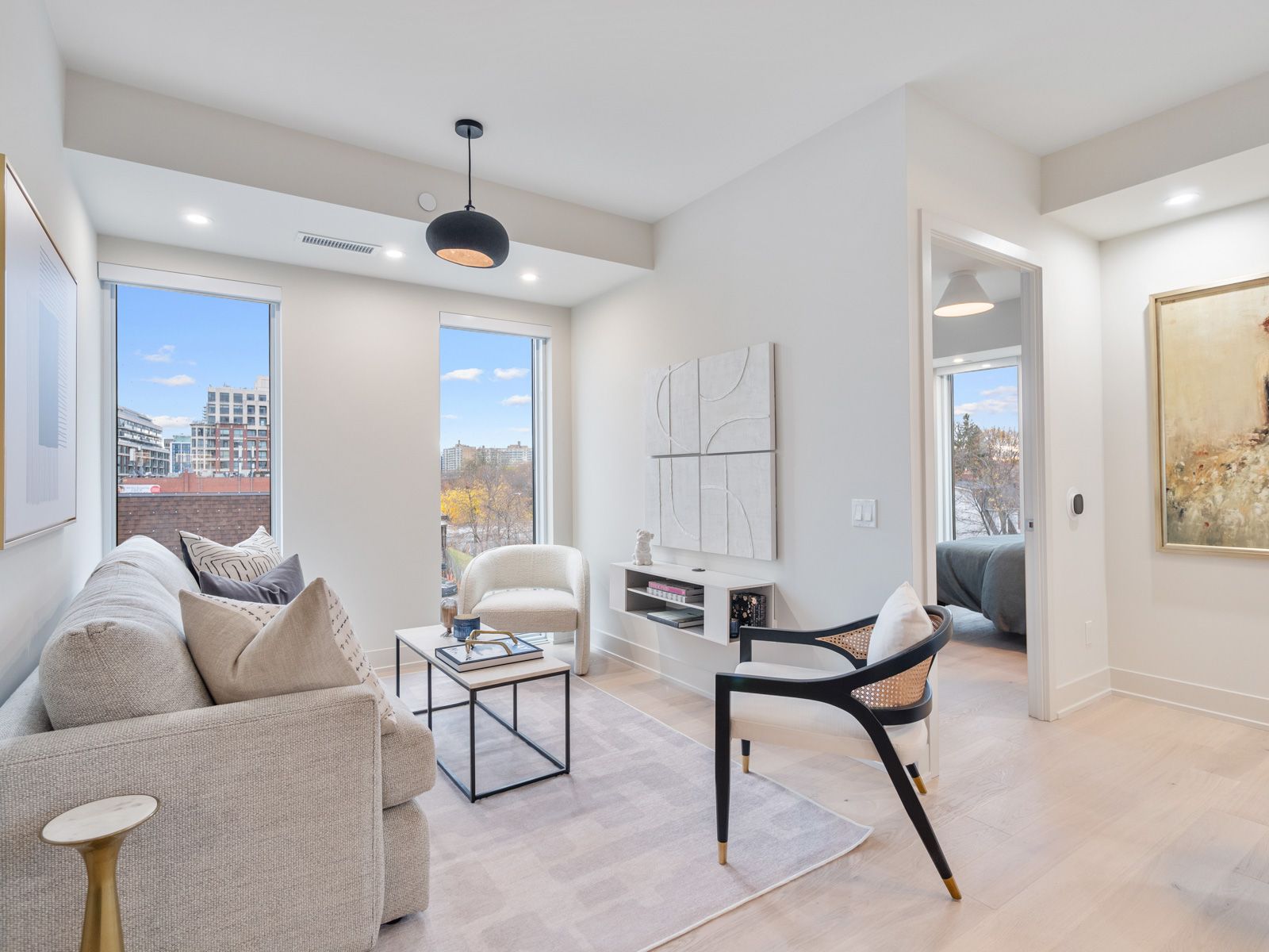 8 Manor Road W 711