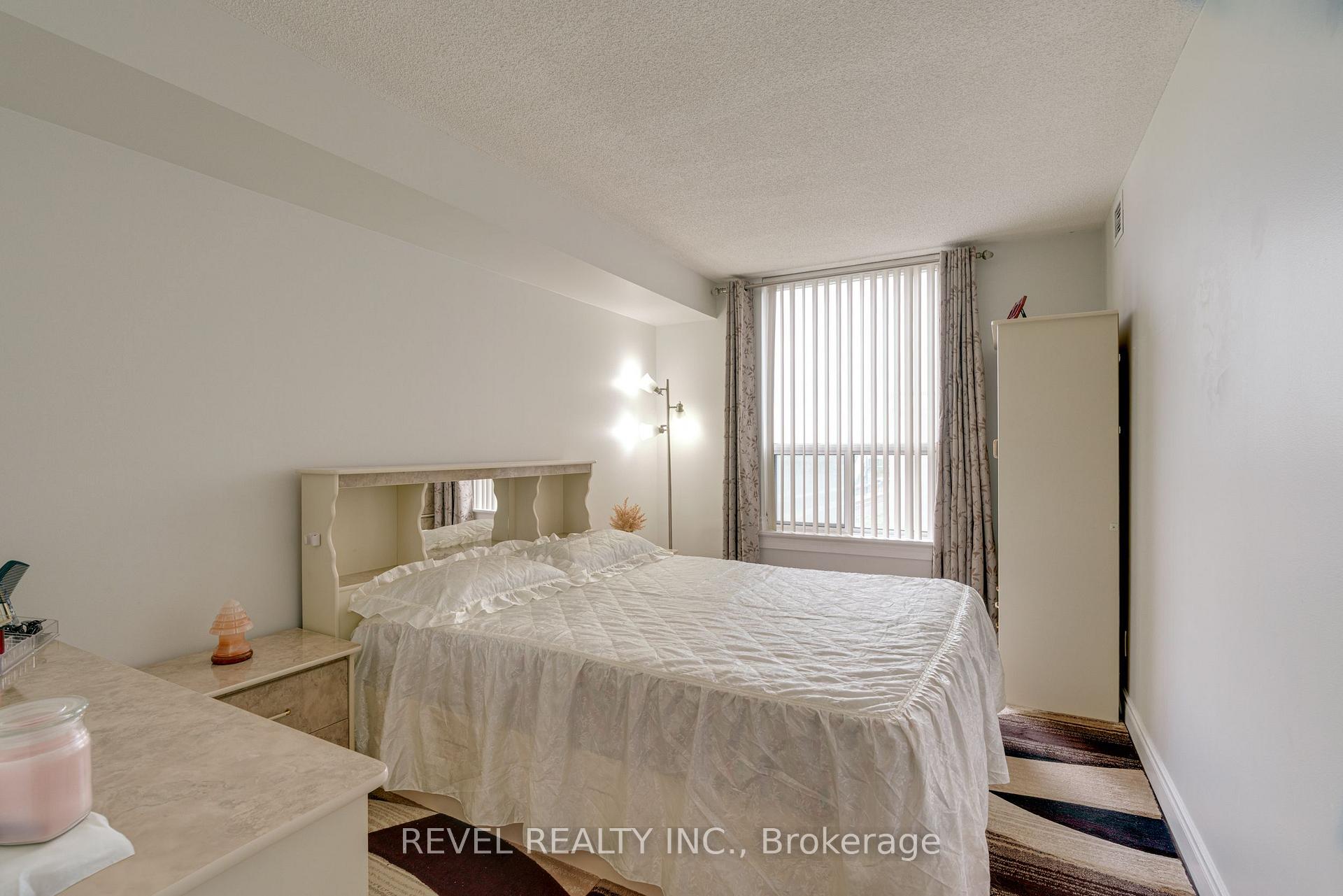 3 Bedrooms Condo at 135 Hillcrest, Mississauga For sale