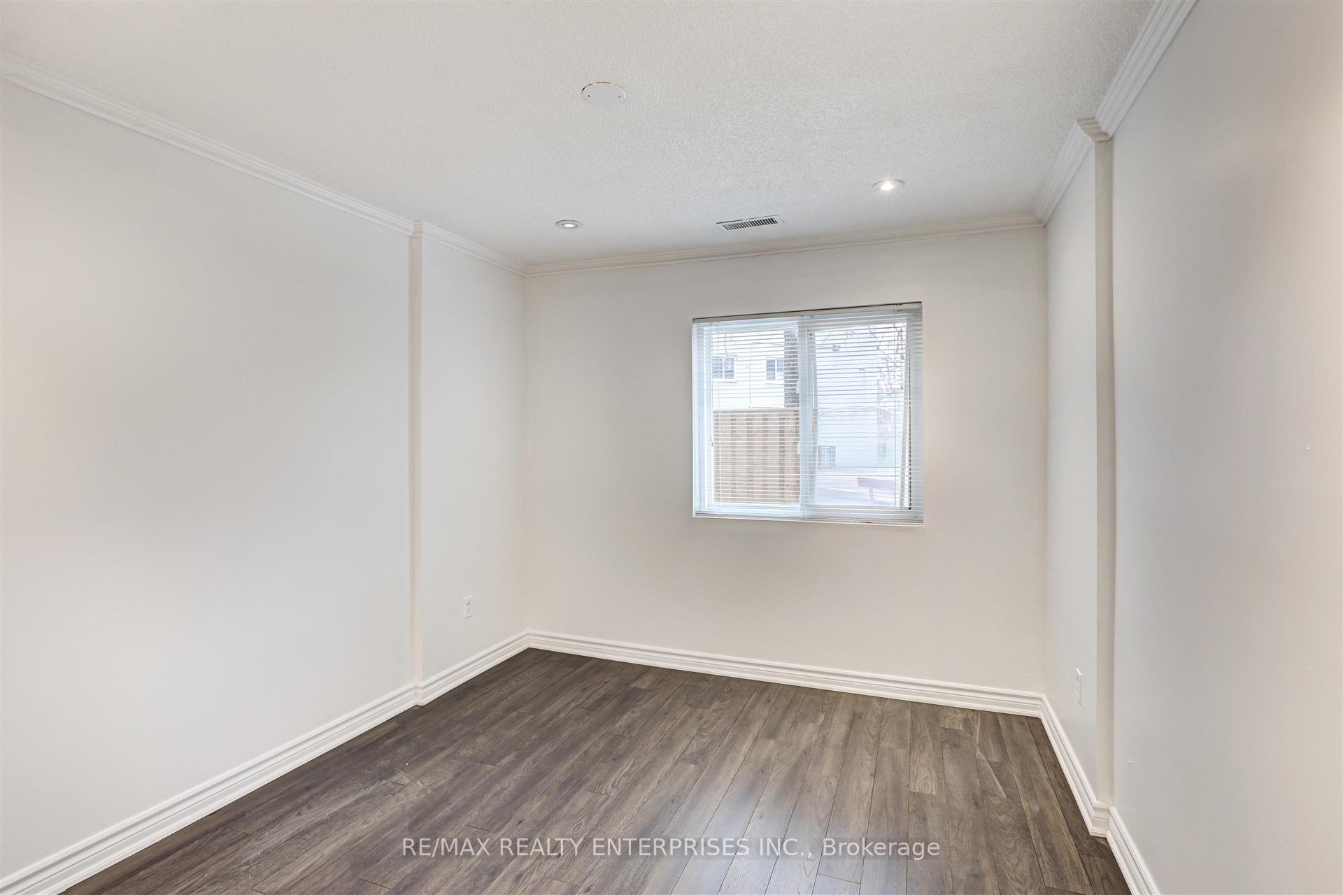 3 Bedrooms Condo at 2001 Bonnymede, Mississauga For sale