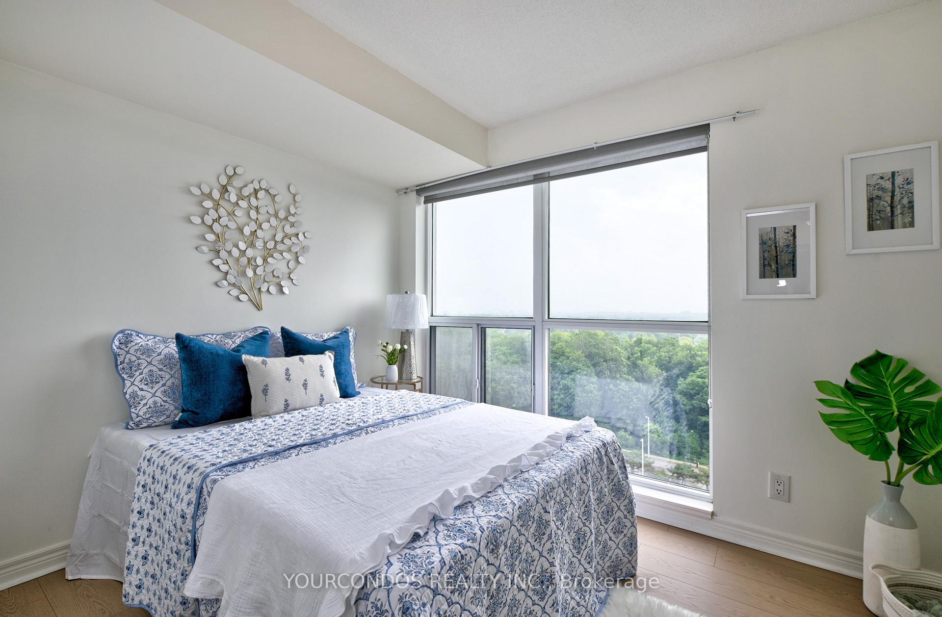 2 Bedrooms Condo at 60 Town Centre, Toronto For sale