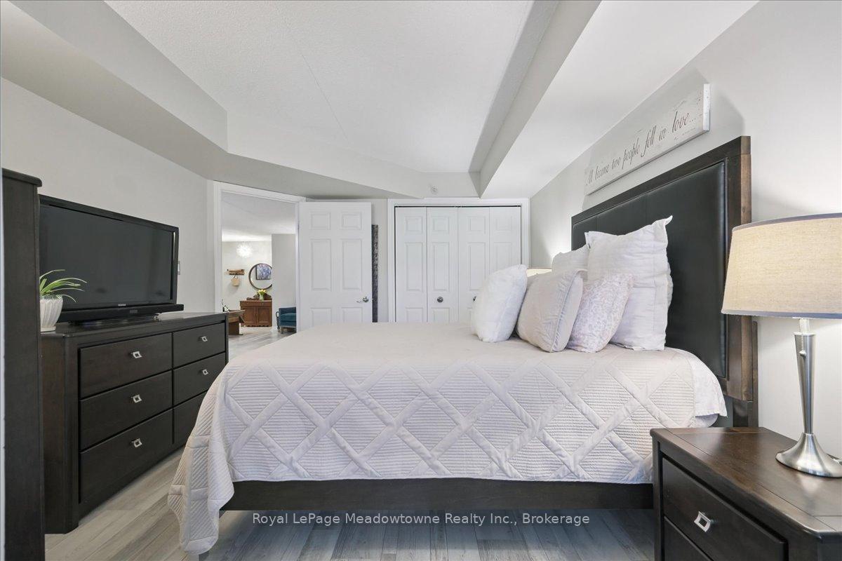 2 Bedrooms Condo at 1450 Bishops, Oakville For sale