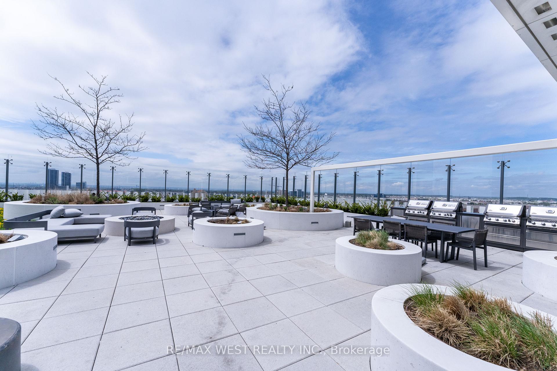 2 Bedrooms Condo at 898 Portage, Vaughan For sale