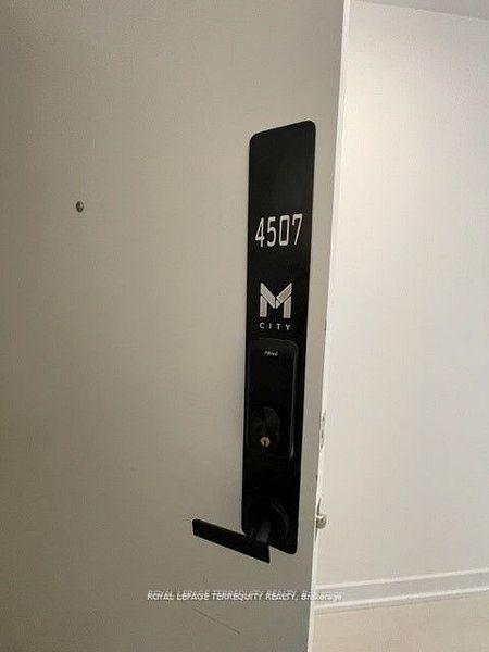 2 Bedrooms Condo at 3900 Confederation, Mississauga For sale