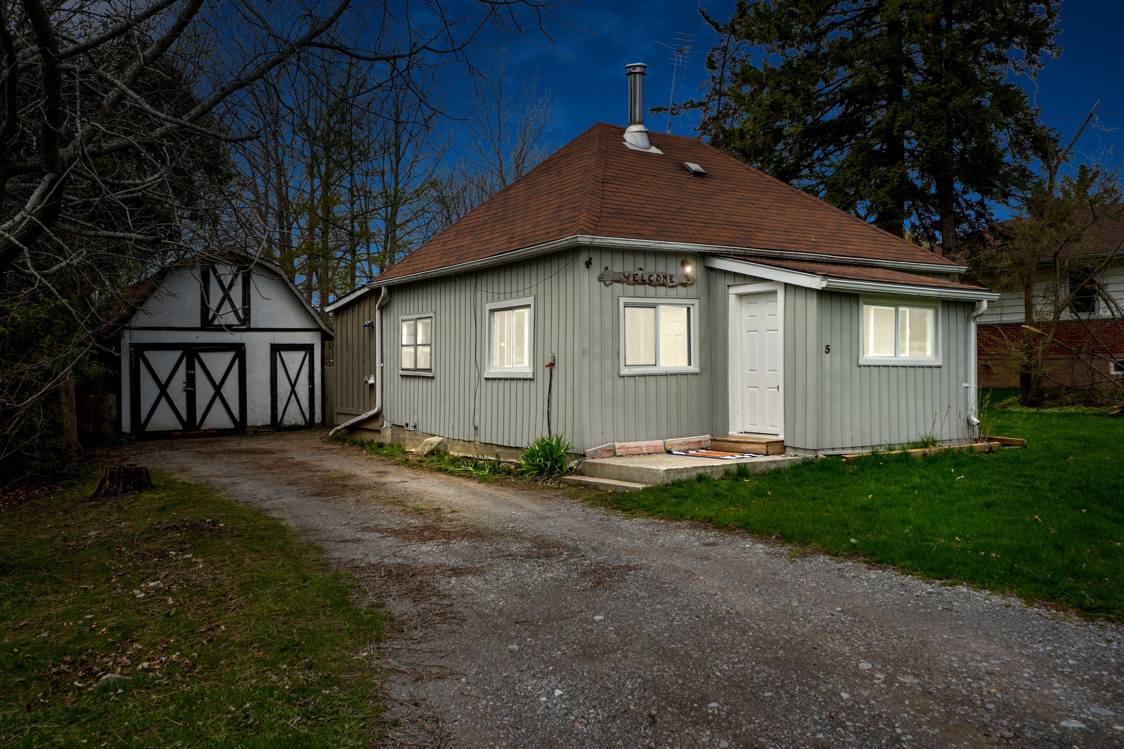 5 Burnham Avenue Cramahe, Ontario Cozy two-bedroom bungalow with barn/workshop, ideal for first-time buyers or retirees! Located in the heart of Colborne, this well-maintained two-bedroom bungalow offers comfortable, one-level living! Step inside to find a bright, open-concept living area, a functional kitchen with plenty of cabinet space, and two bedrooms designed for easy living. With minimal stairs and low-maintenance features, this home is especially suited for first-time buyers or those looking to downsize in style. The real bonus is outside: a spacious barn/workshop. It's perfect for hobbies, storage, or whatever your imagination dreams of! Enjoy the convenience of being close to shops, restaurants, and all that downtown Colborne has to offer, all while having your own private outdoor space to relax or garden. Affordable, accessible, and full of potential, this charming bungalow won't last long!