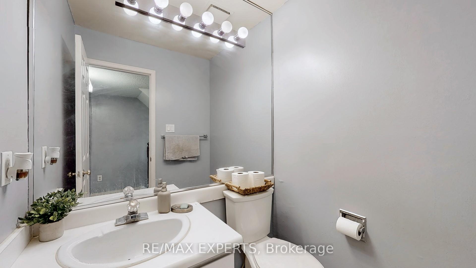 3 Bedrooms Condo at 43 Tamarack, Toronto For sale