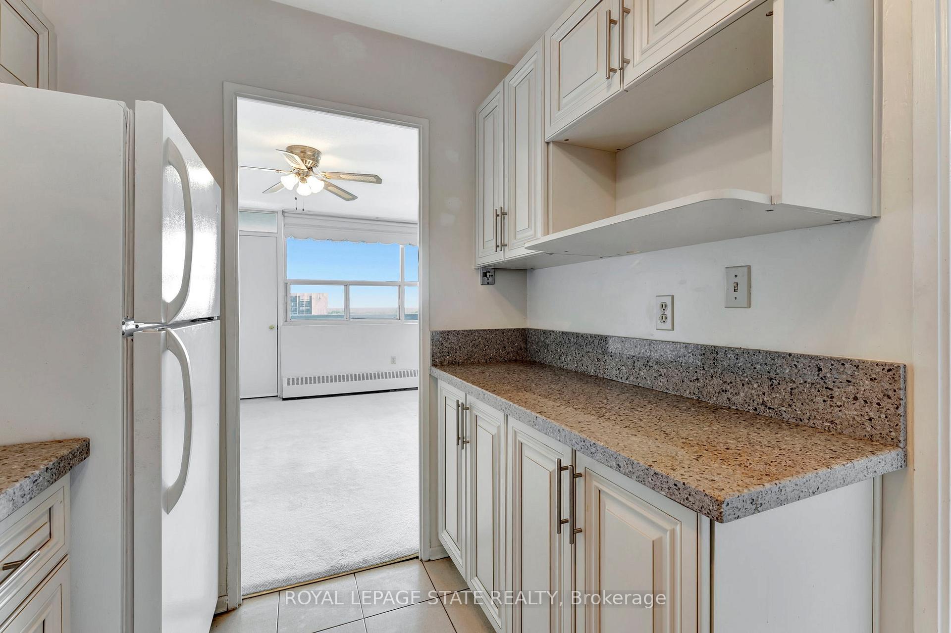 3 Bedrooms Condo at 2263 Marine, Oakville For sale