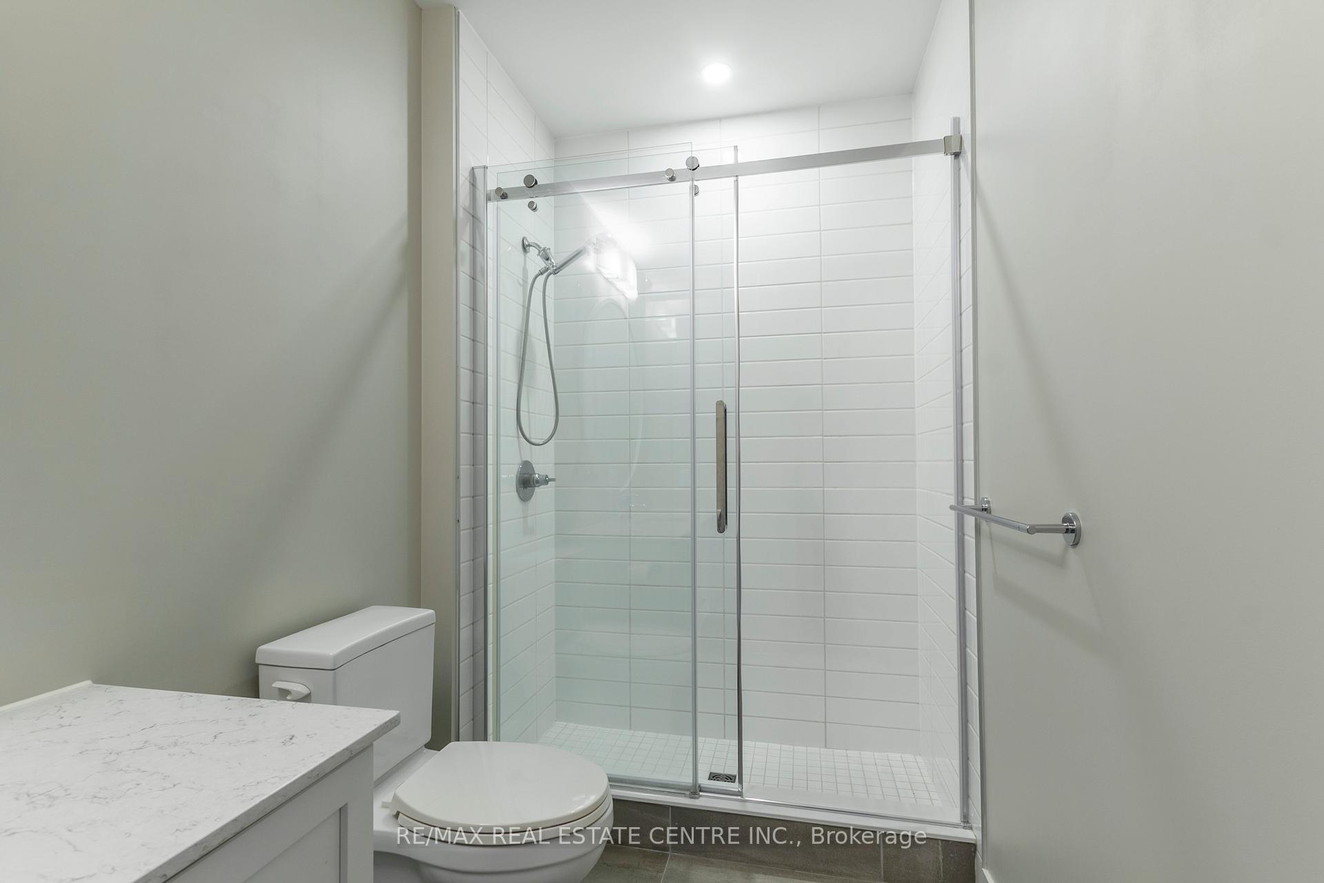 2 Bedrooms Condo at 340 Plains, Burlington For sale