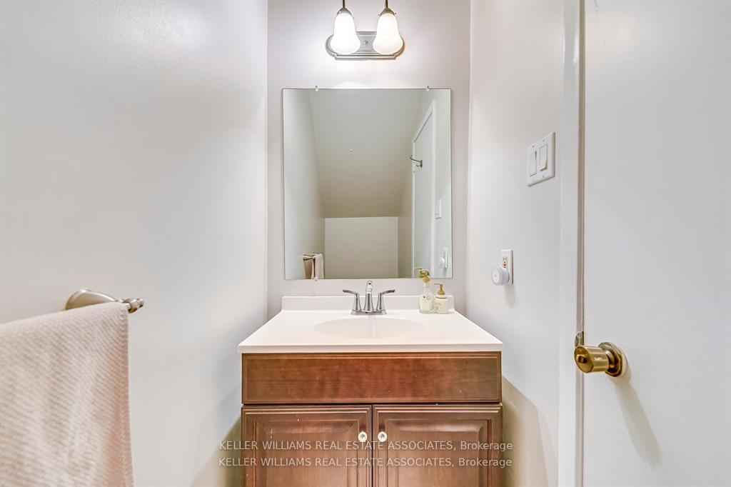 4 Bedrooms Condo at 24 Reid, Mississauga For sale