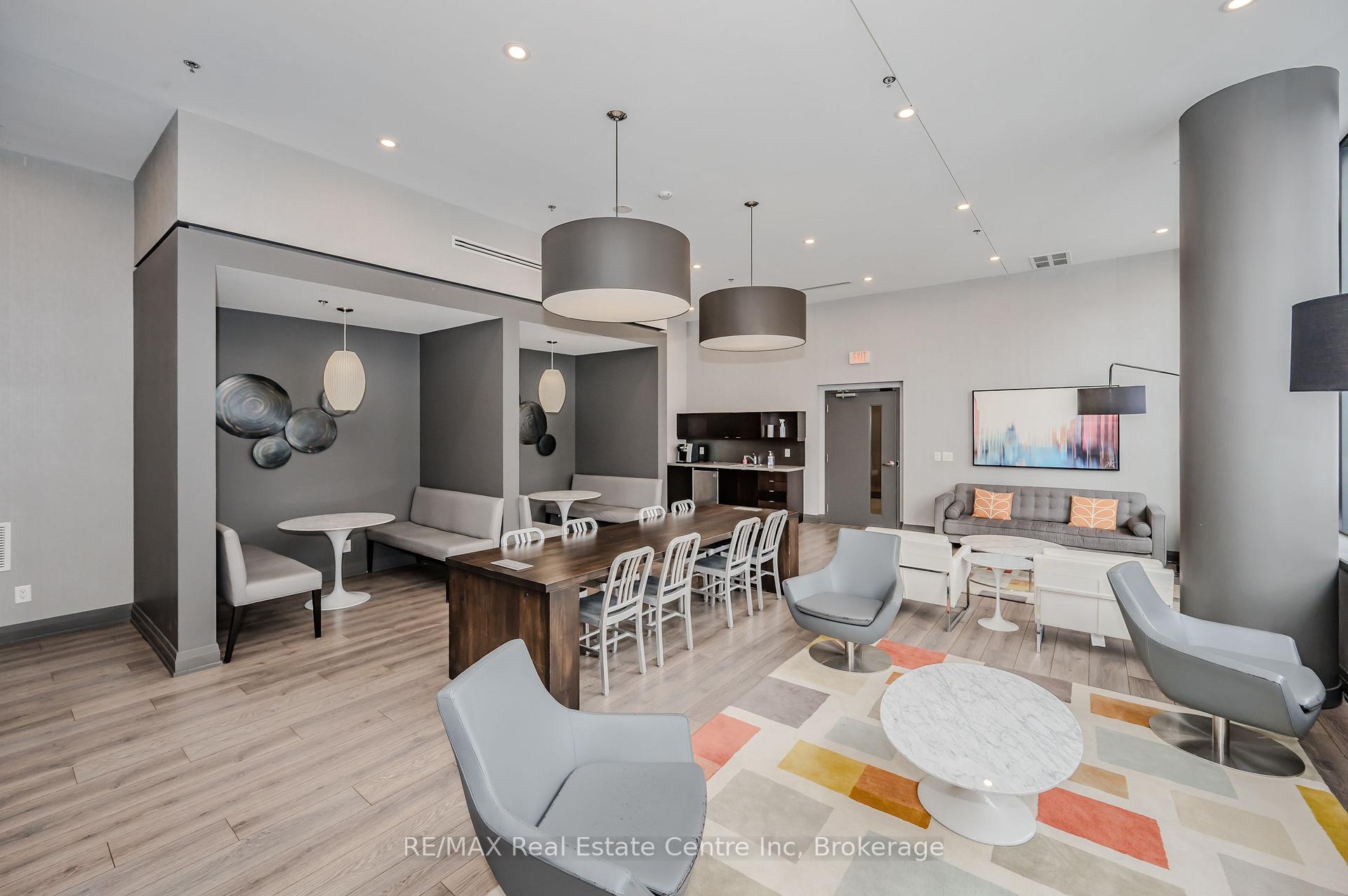 2 Bedrooms Condo at 18 Rean, Toronto For sale