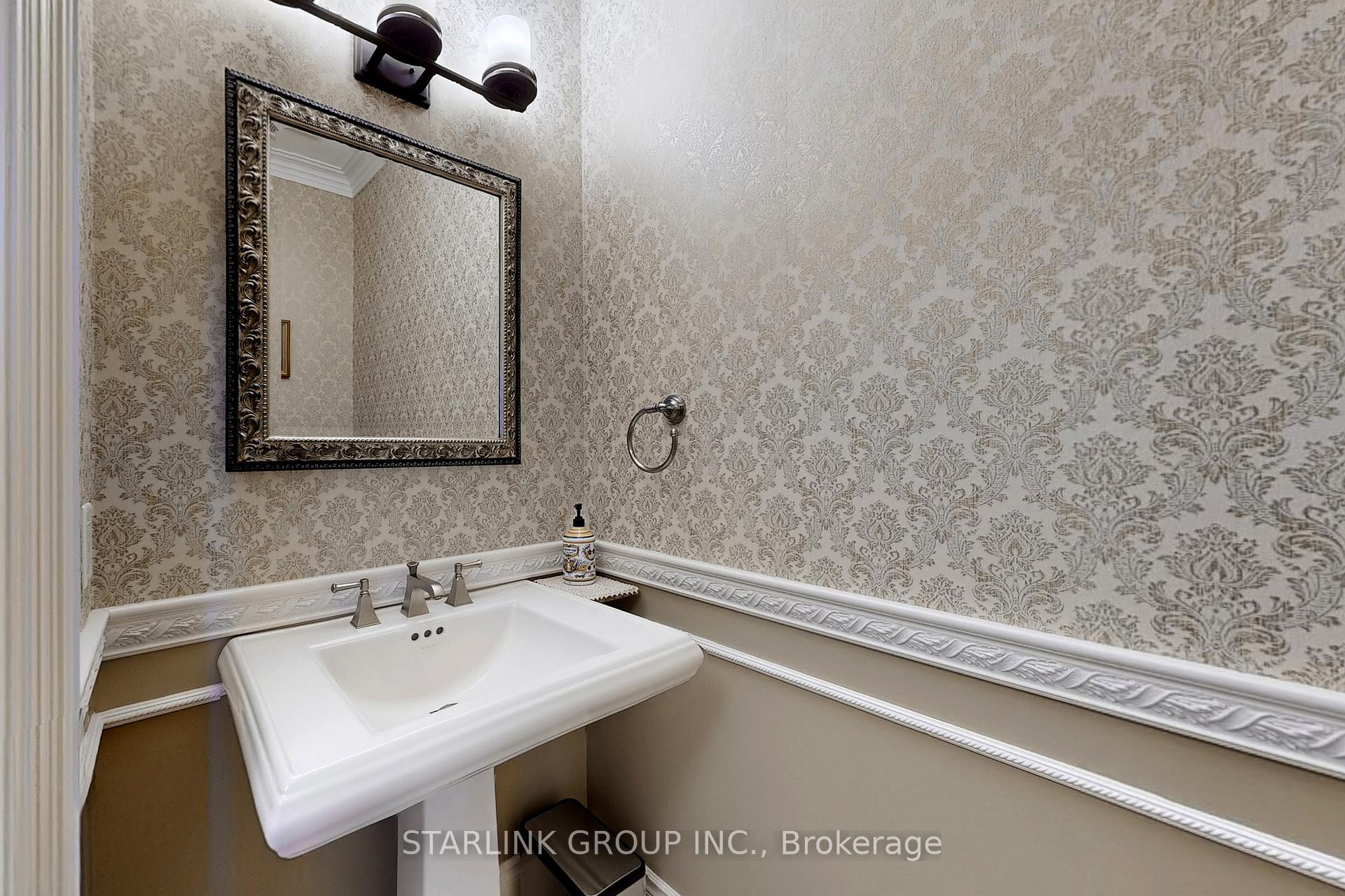 6 Bedrooms Condo at 729 Hidden Grove,  Mississauga For sale