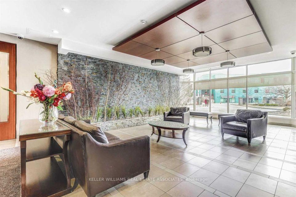 2 Bedrooms Condo at 50 Kingsbridge Garden, Mississauga For sale