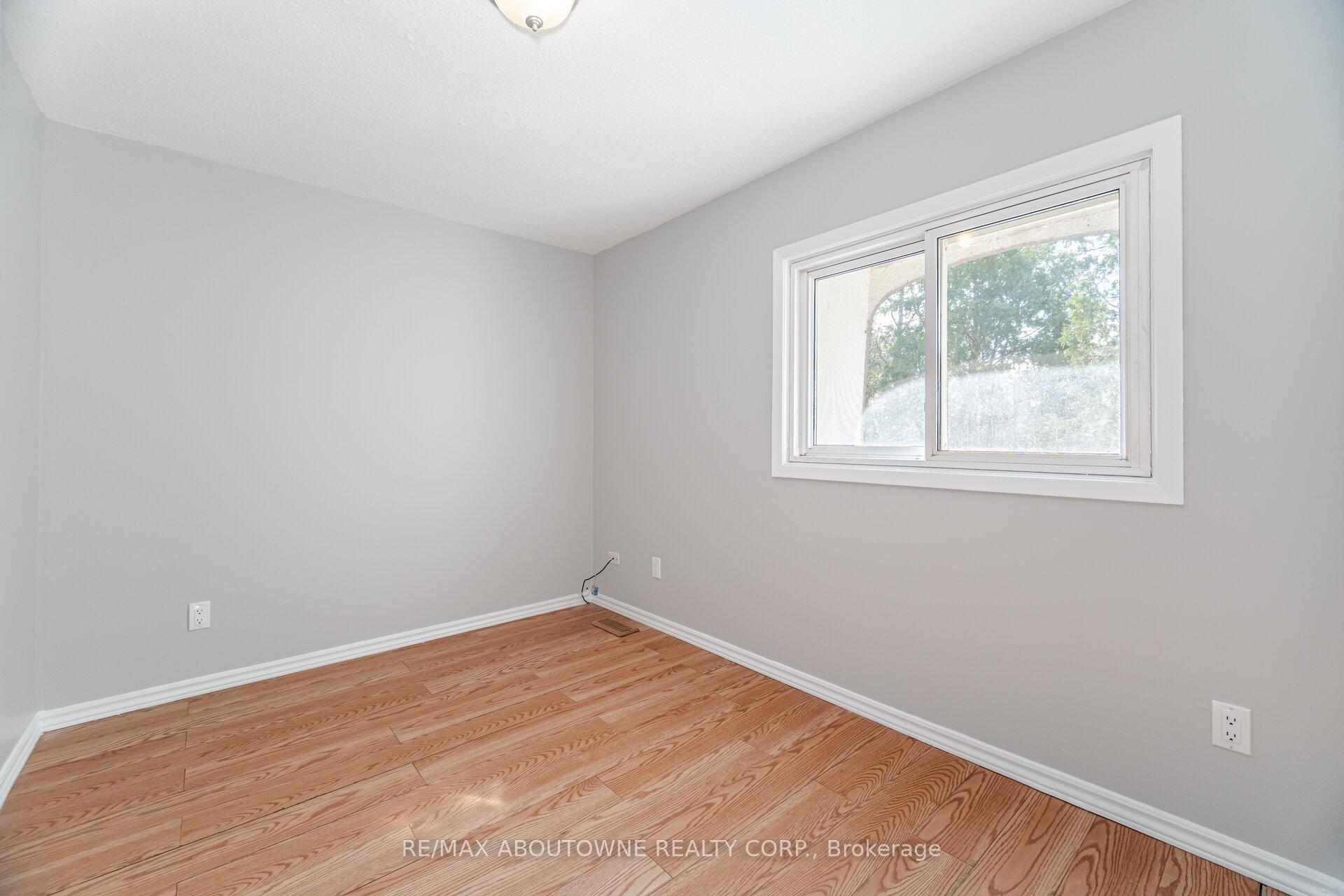 3 Bedrooms Condo at 961 Francis,  Burlington For sale