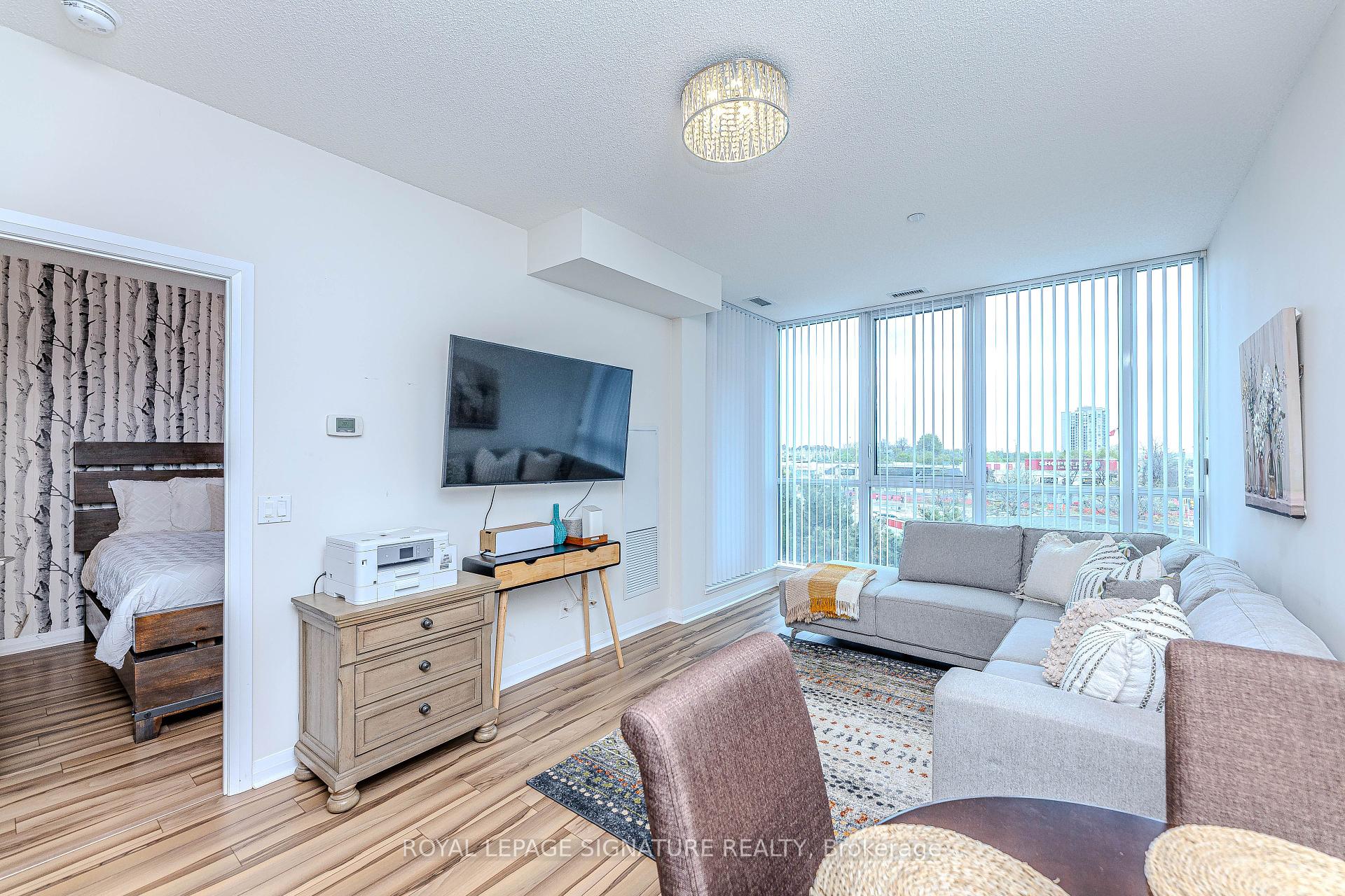 2 Bedrooms Condo at 55 Eglinton, Mississauga For sale