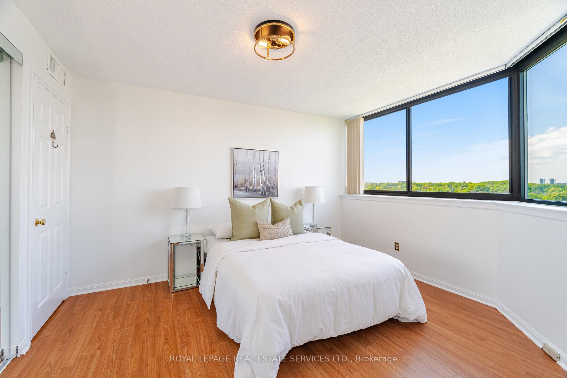 2 Bedrooms Condo at 40 Richview, Toronto For sale