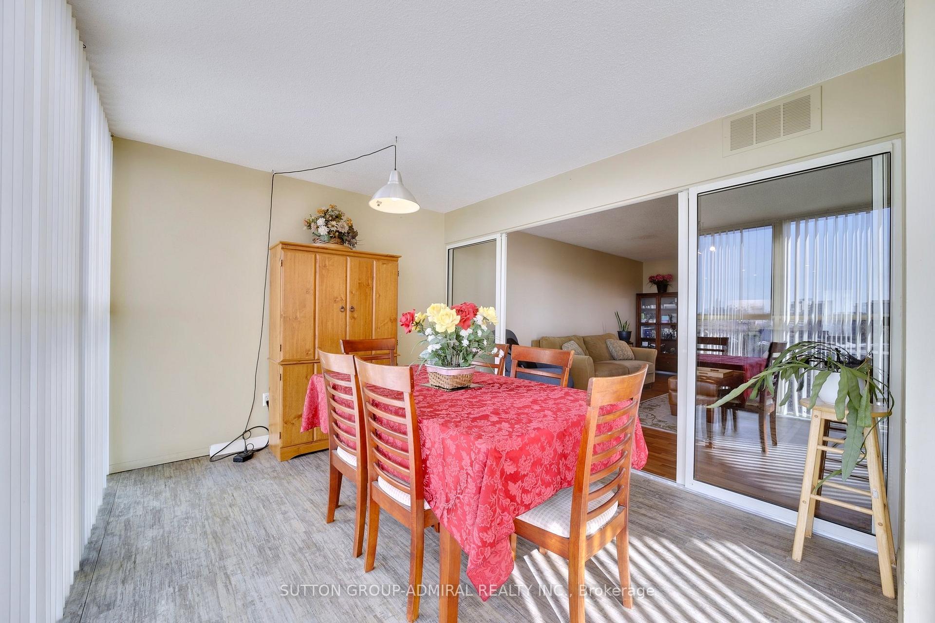 2 Bedrooms Condo at 2091 Hurontario, Mississauga For sale