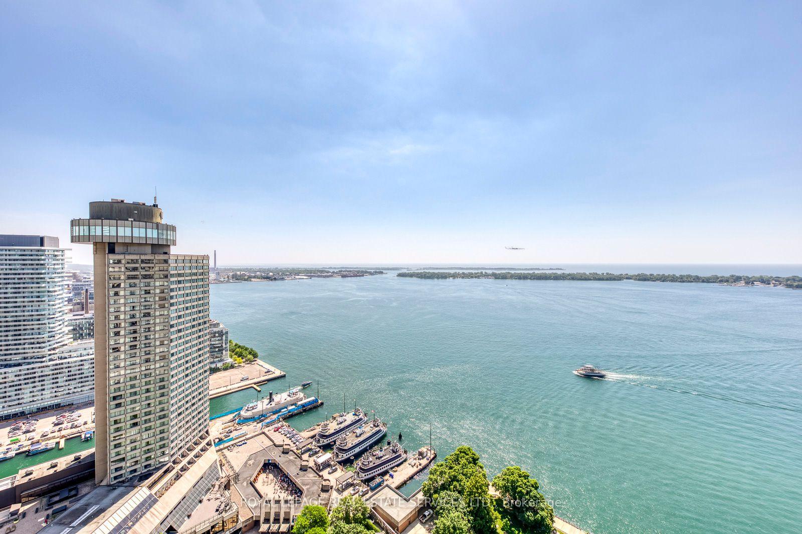 2 Bedrooms Condo at 33 Harbour, Toronto For sale