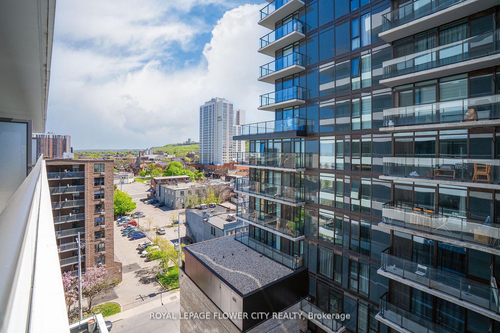 2 Bedrooms Condo at 212 King William, Hamilton For sale