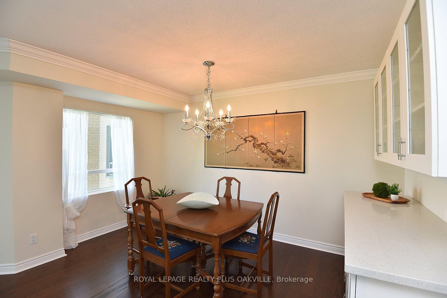 2 Bedrooms Condo at 2190 Lakeshore, Burlington For sale