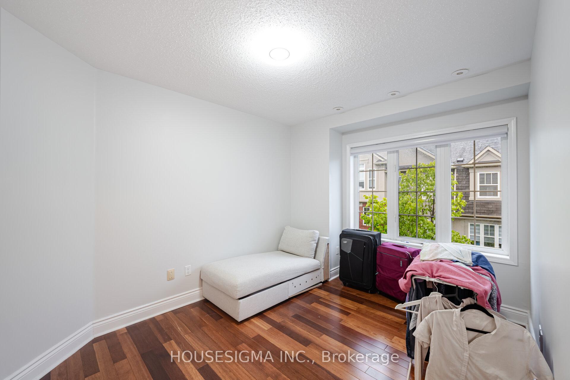 3 Bedrooms Condo at 760 Neighbourhood, Mississauga For sale