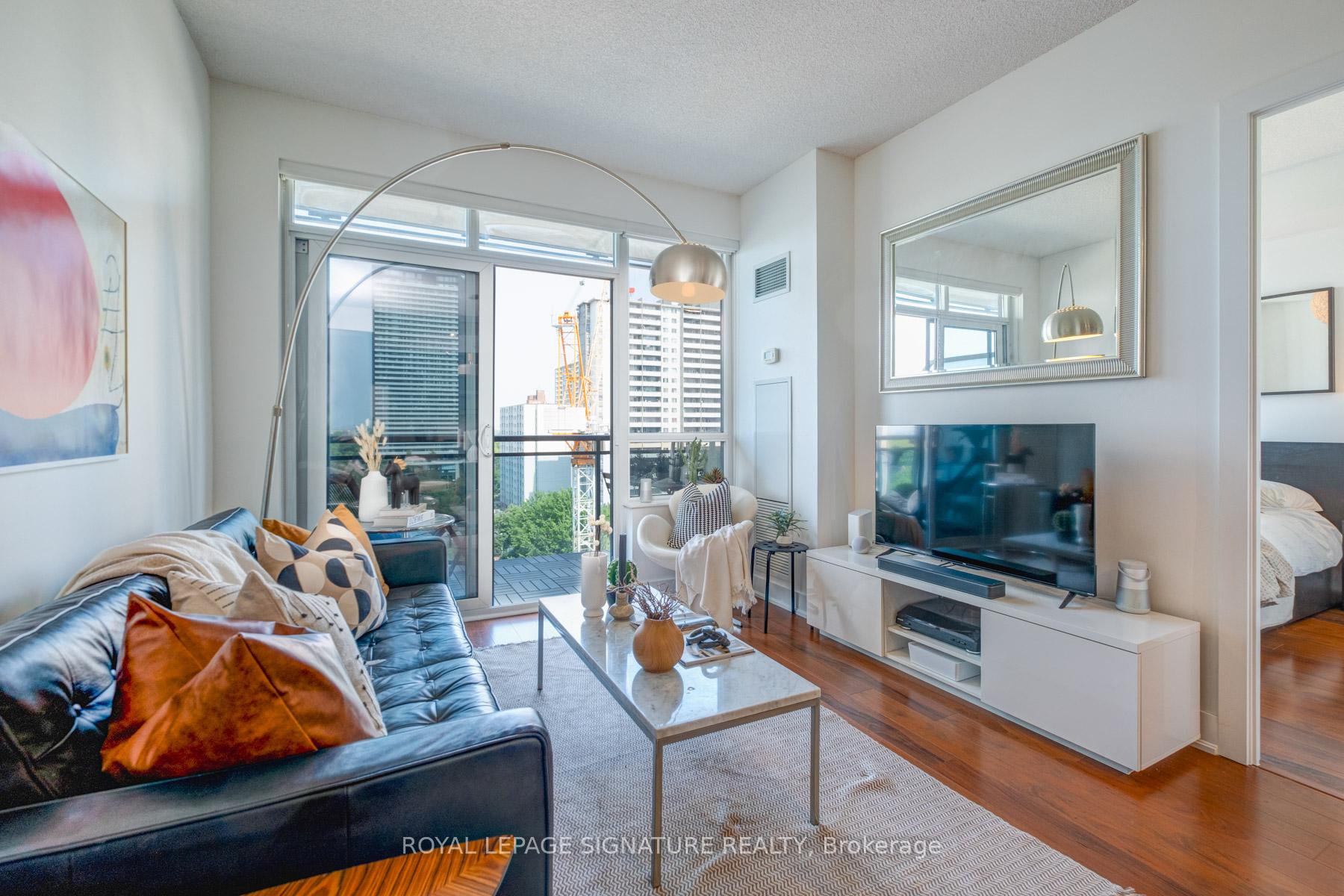 2 Bedrooms Condo at 28 Linden, Toronto For sale