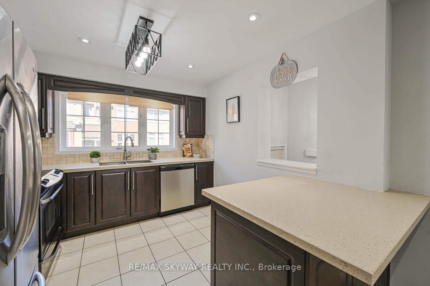 3 Bedrooms Condo at 50 Strathaven,  Mississauga For sale
