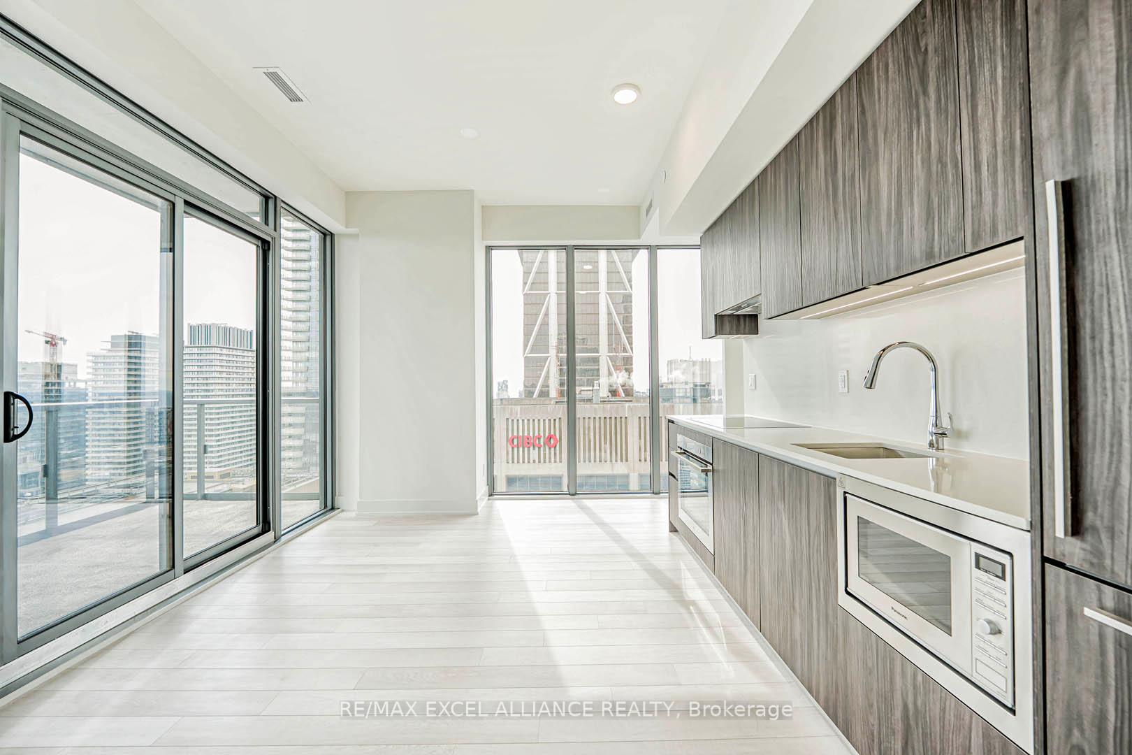 3 Bedrooms Condo at 8 Cumberland,  Toronto For sale