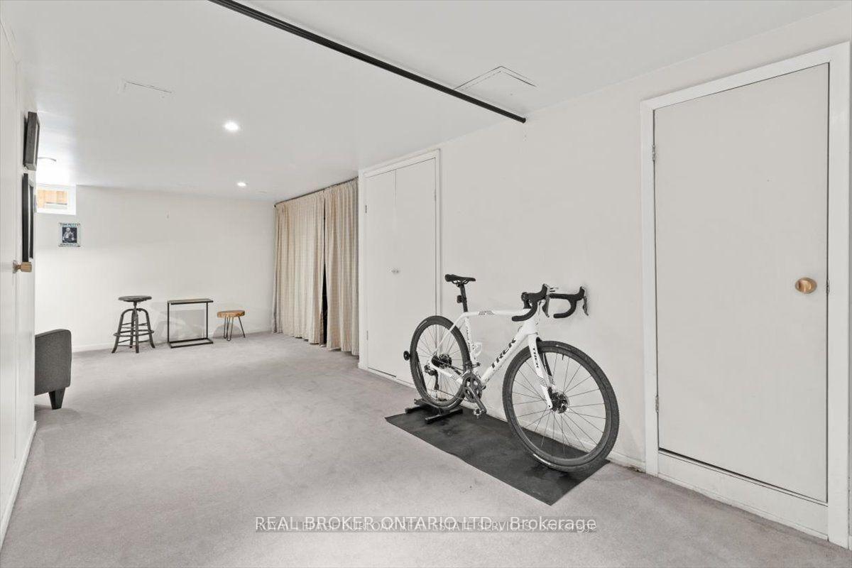 2 Bedrooms Condo at 11 Colmar, Hamilton For sale