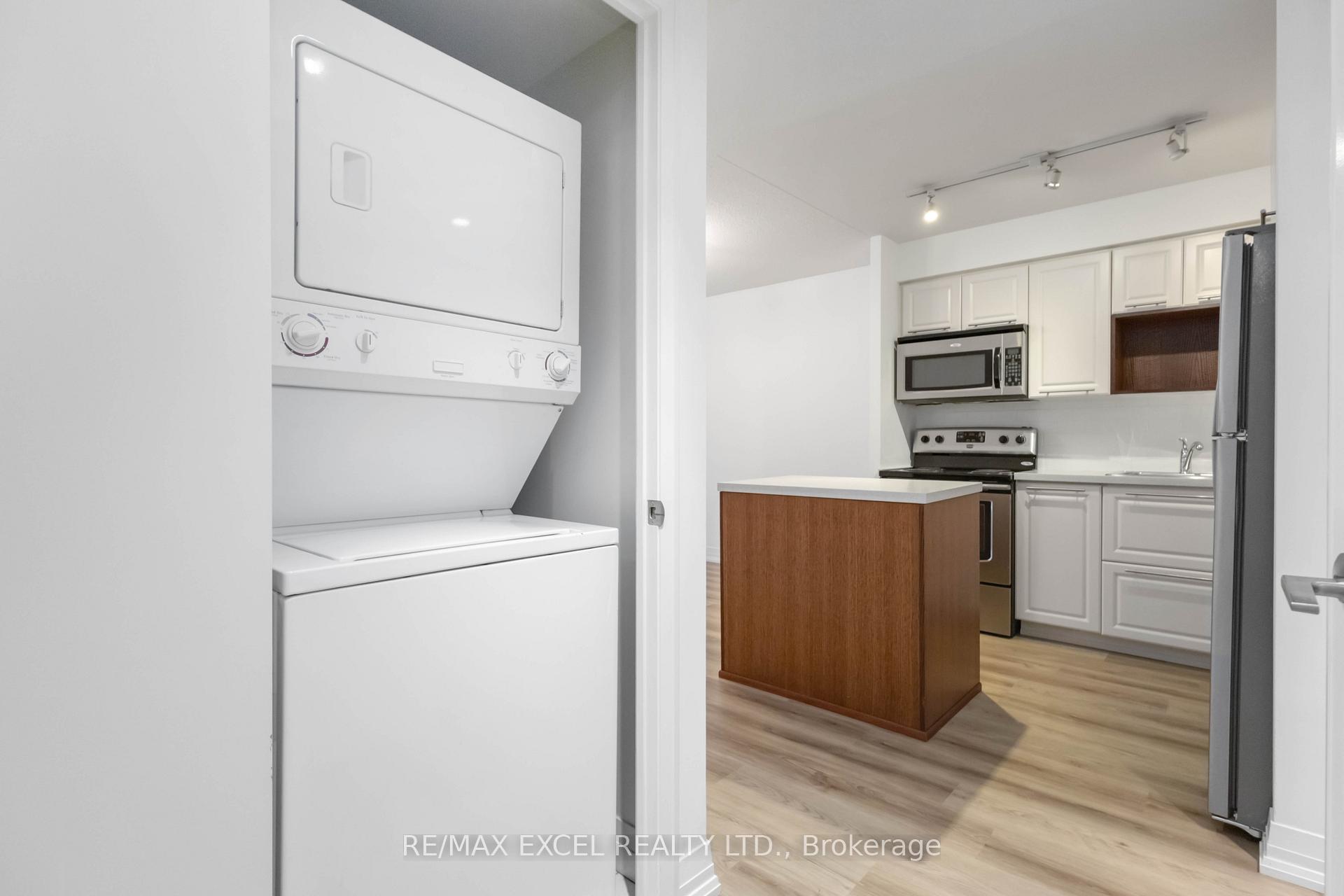 2 Bedrooms Condo at 21 Carlton, Toronto For sale