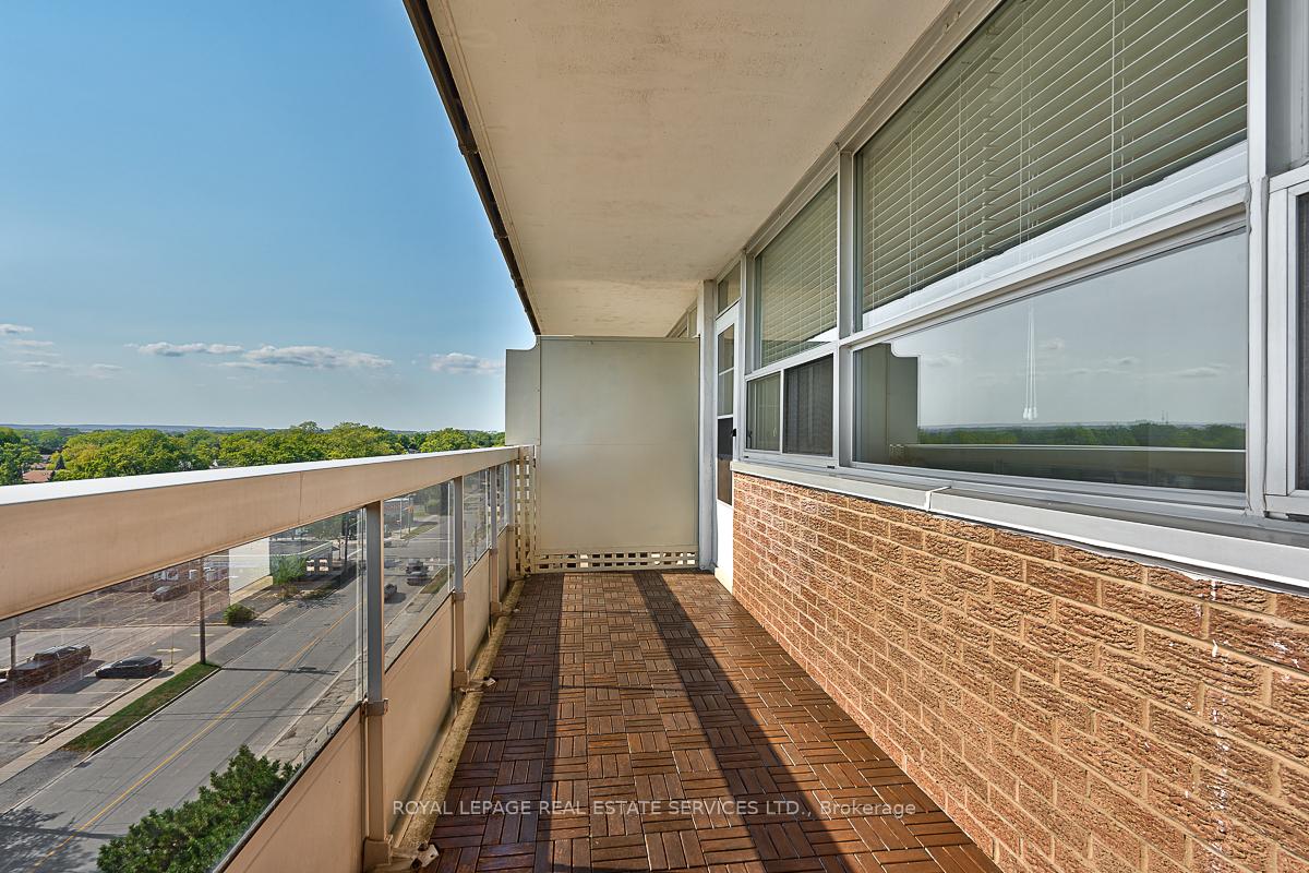 2 Bedrooms Condo at 2263 Marine, Oakville For sale