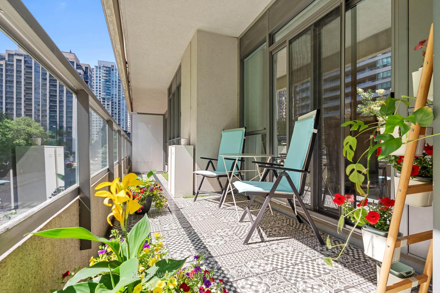2 Bedrooms Condo at 35 Hollywood, Toronto For sale