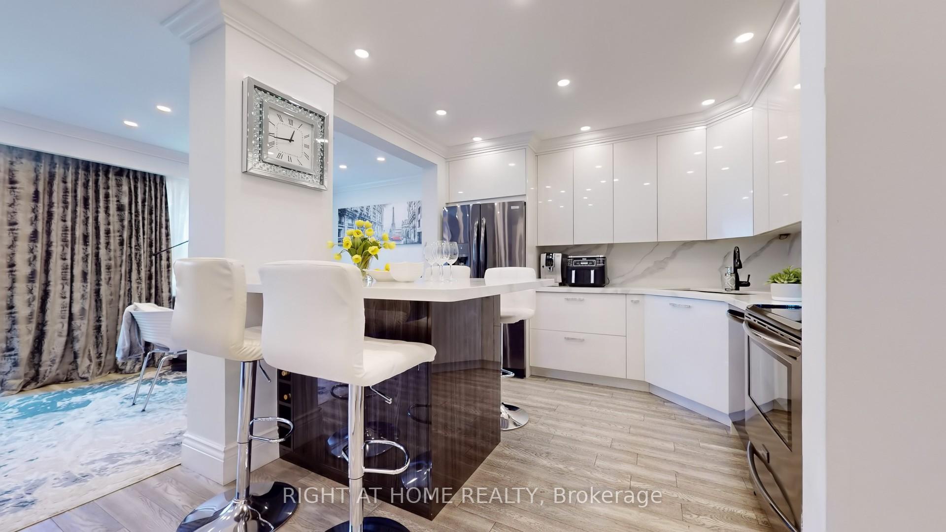 3 Bedrooms Condo at 1951 Rathburn, Mississauga For sale