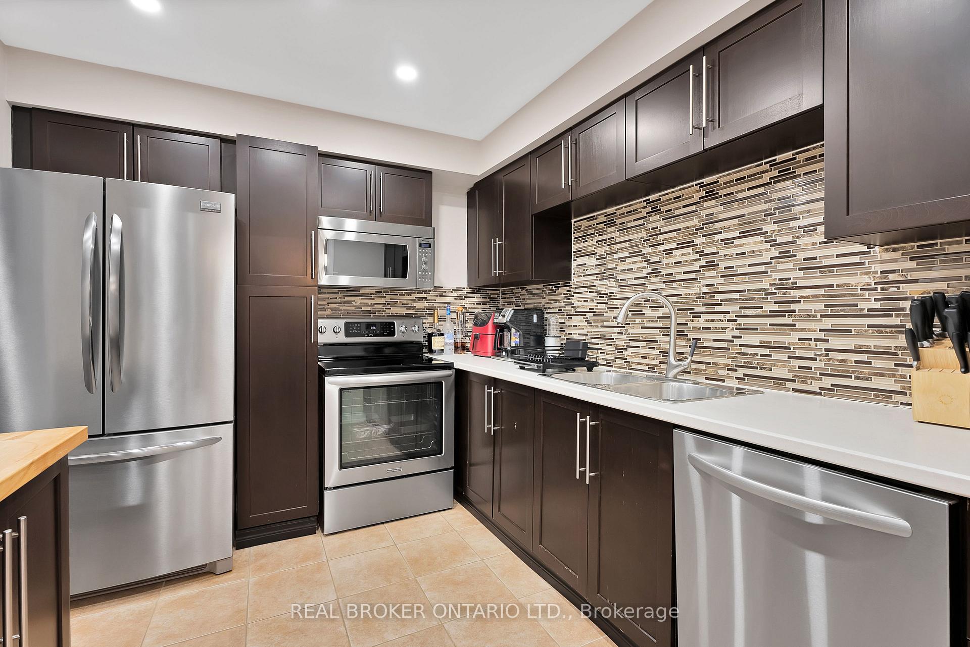 3 Bedrooms Condo at 7360 Zinnia, Mississauga For sale