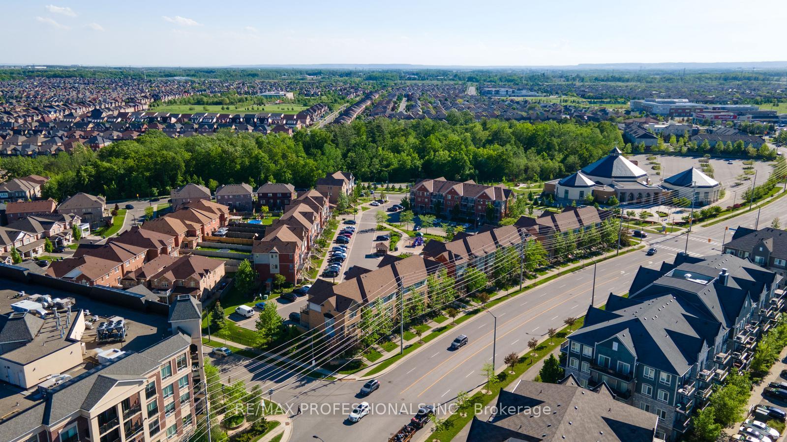 2 Bedrooms Condo at 3070 Thomas, Mississauga For sale