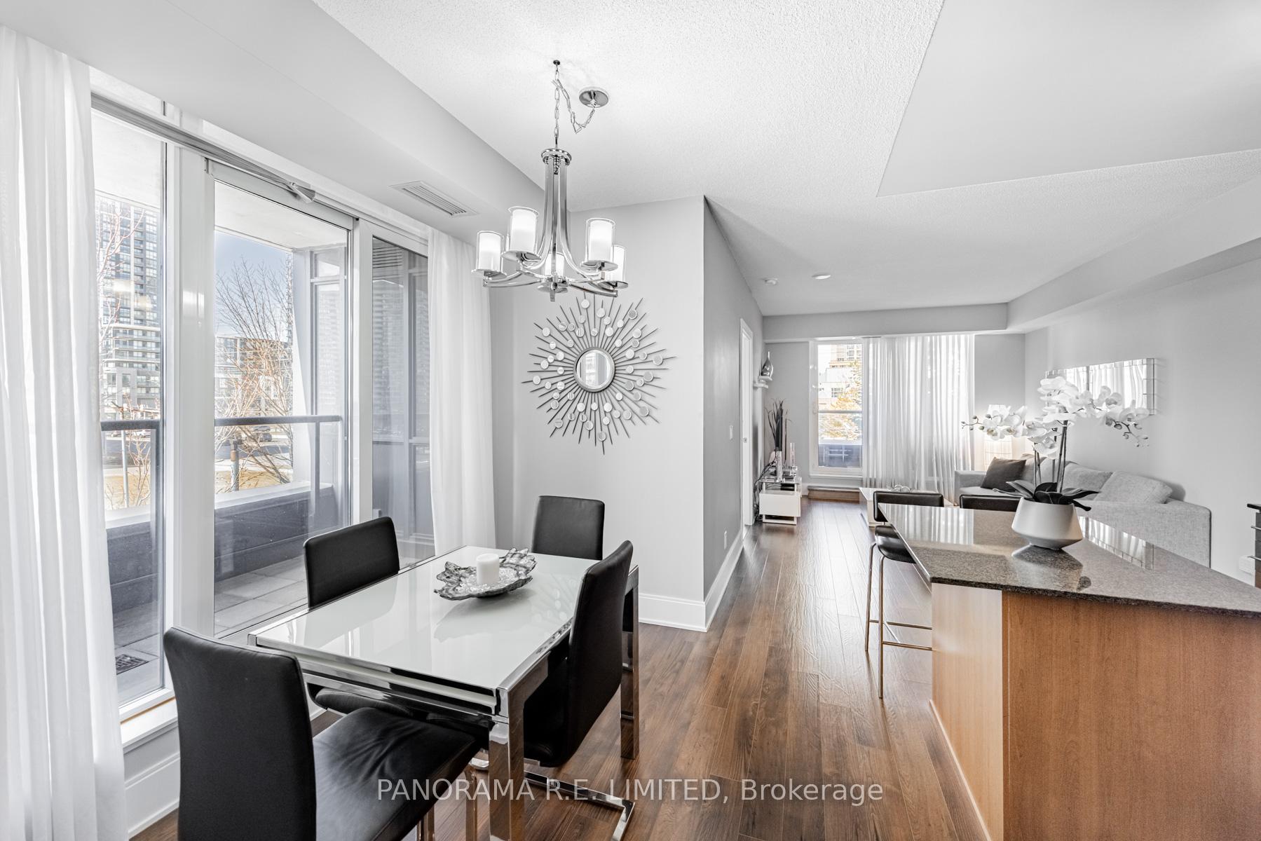 3 Bedrooms Condo at 330 Burnhamthorpe, Mississauga For sale