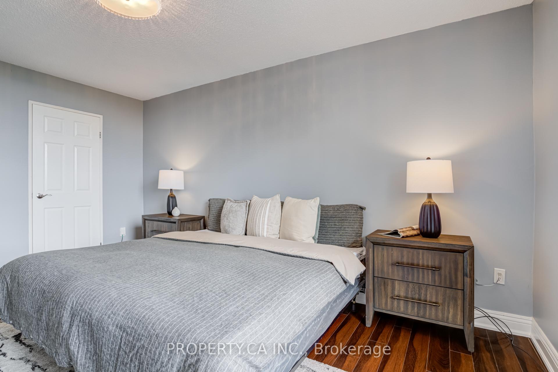 3 Bedrooms Condo at 1515 Lakeshore, Mississauga For sale