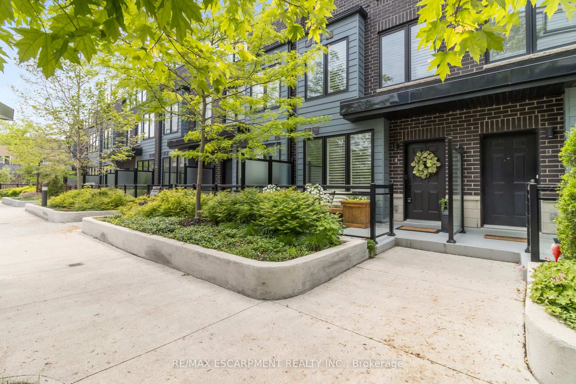 3 Bedrooms Condo at 2232 Bromsgrove, Mississauga For sale