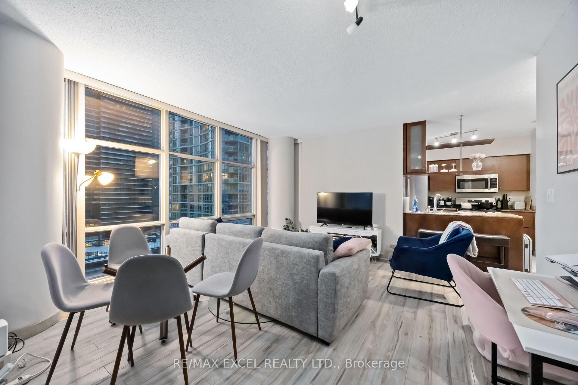 2 Bedrooms Condo at 35 Mariner, Toronto For sale