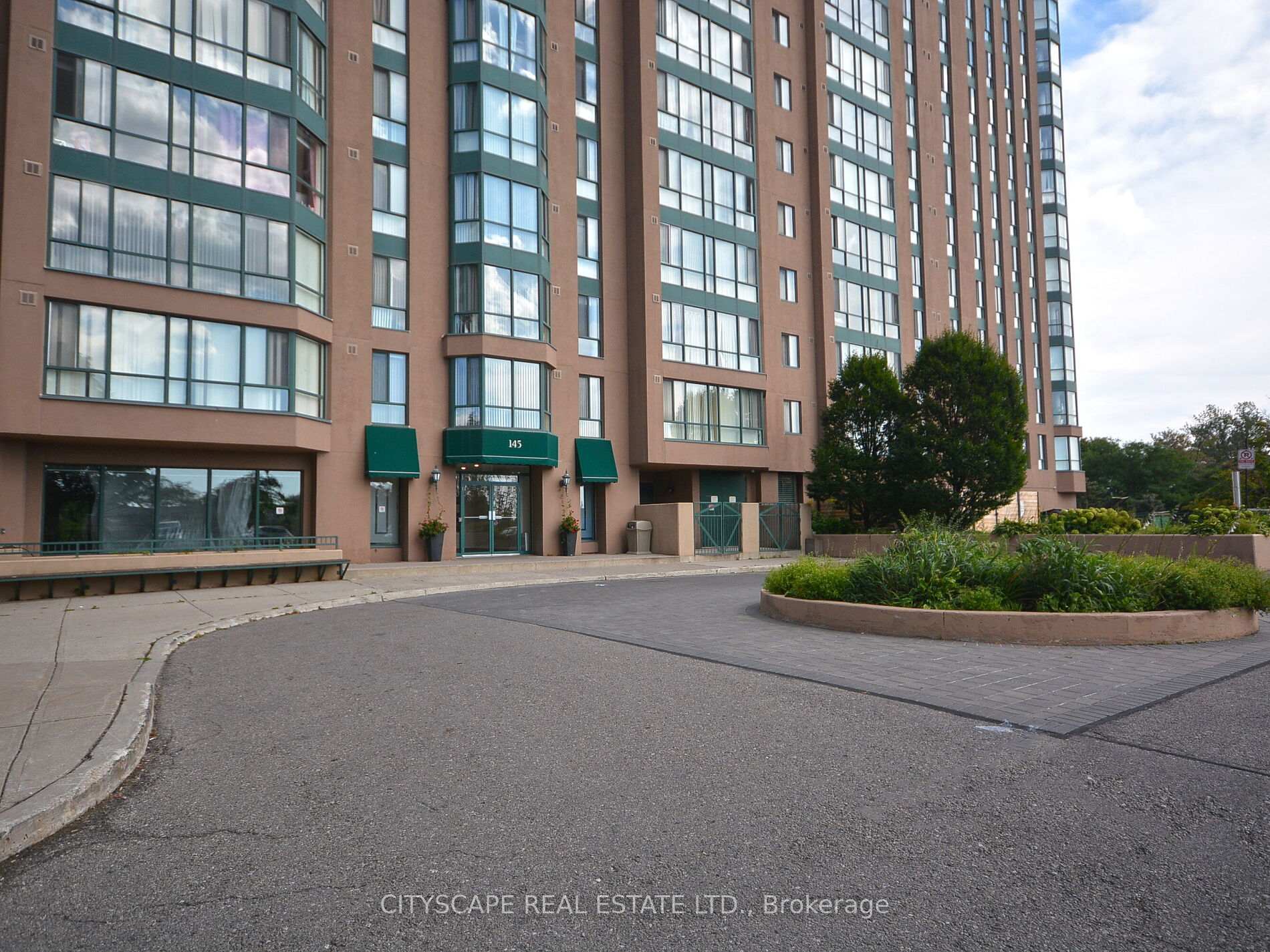 3 Bedrooms Condo at 145 Hillcrest, Mississauga For sale