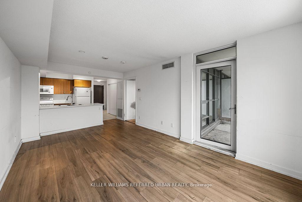 2 Bedrooms Condo at 8 Trent, Toronto For sale