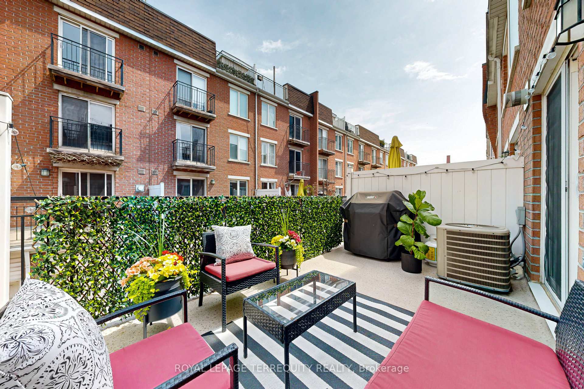 3 Bedrooms Condo at 25 Laidlaw, Toronto For sale