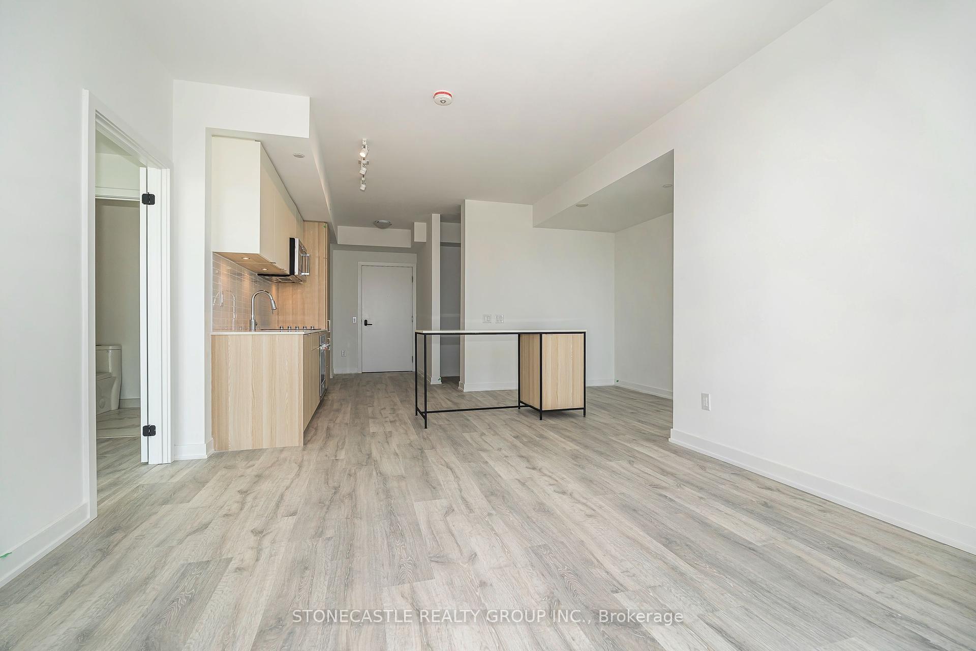 3 Bedrooms Condo at 220 Missinnihe, Mississauga For sale