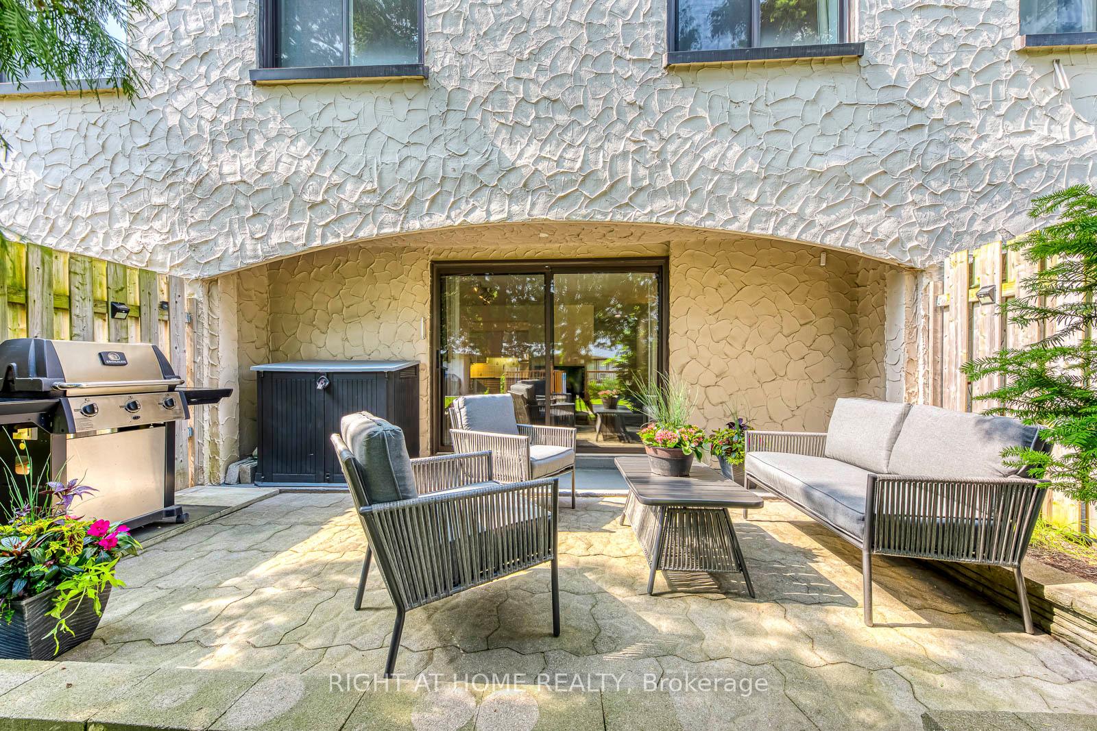 3 Bedrooms Condo at 1058 Falgarwood, Oakville For sale