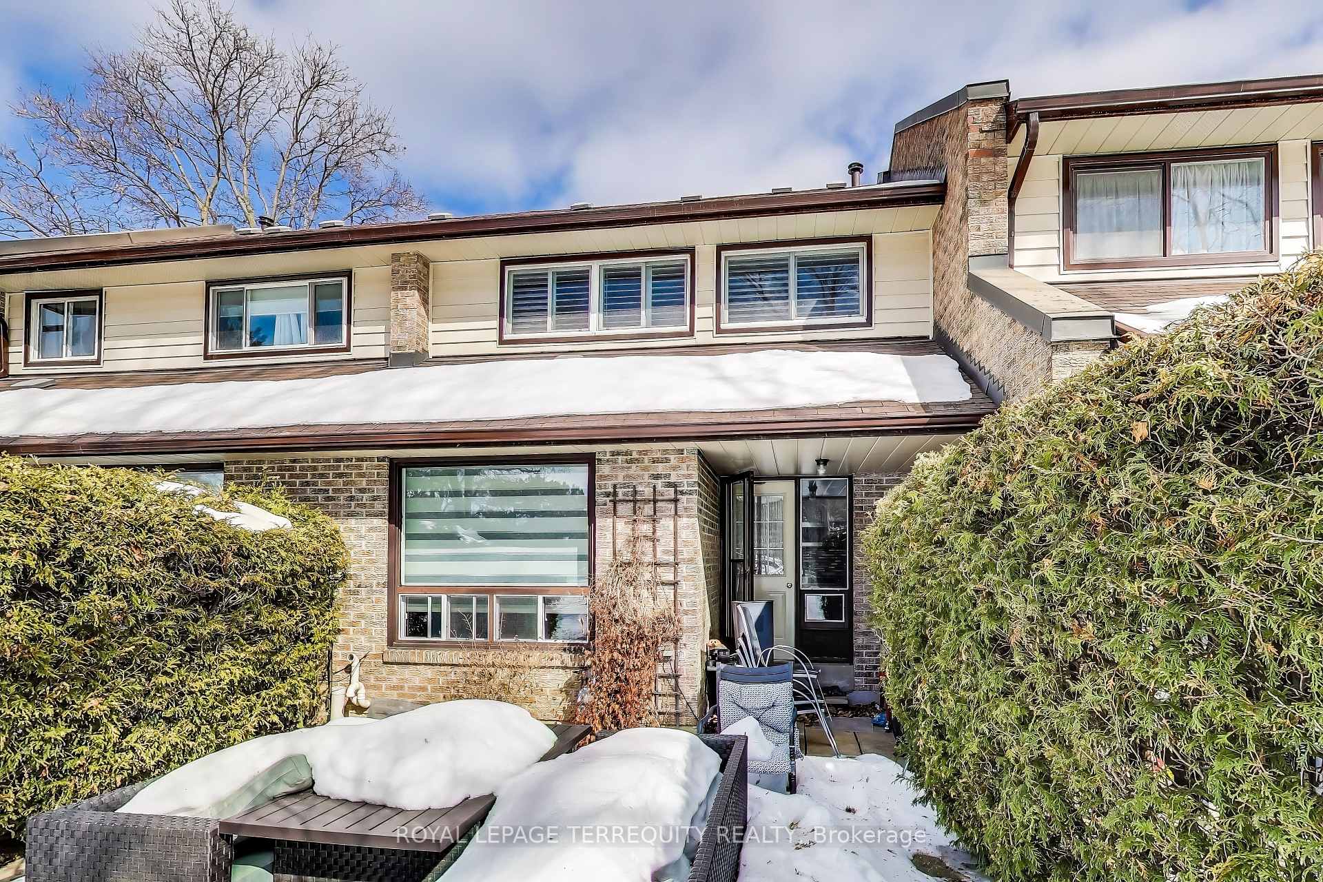 3 Bedrooms Condo at 2020 South Millway, Mississauga For sale