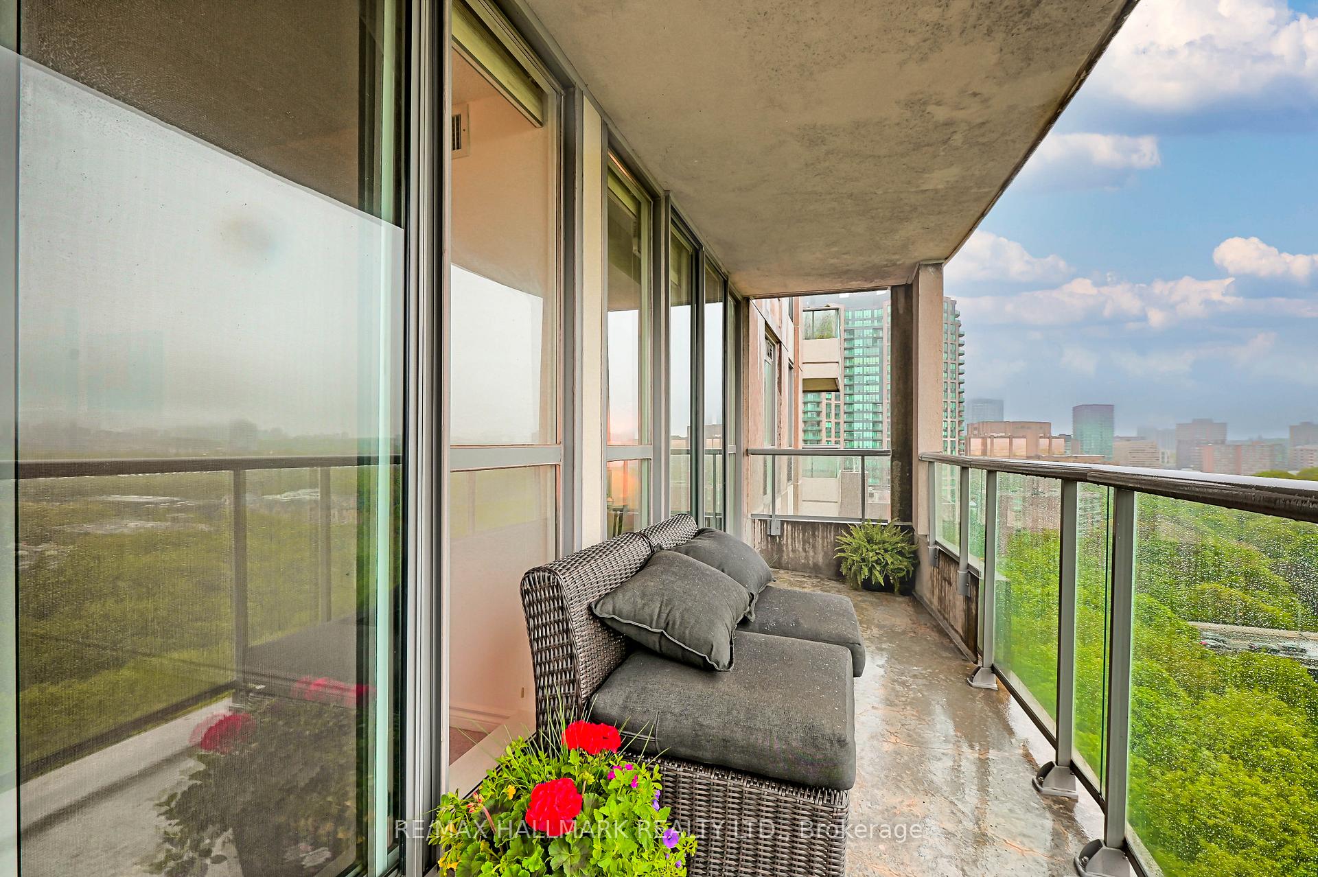 2 Bedrooms Condo at 388 Bloor, Toronto For sale