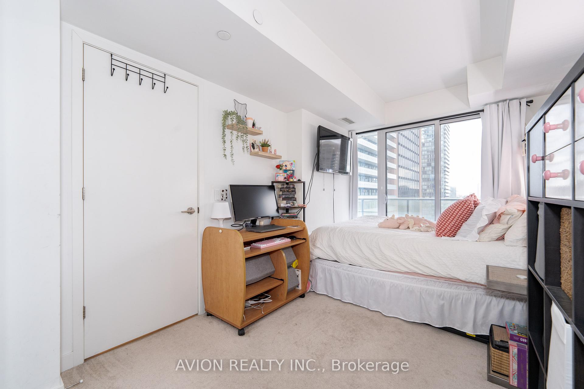 3 Bedrooms Condo at 501 yonge, Toronto For sale