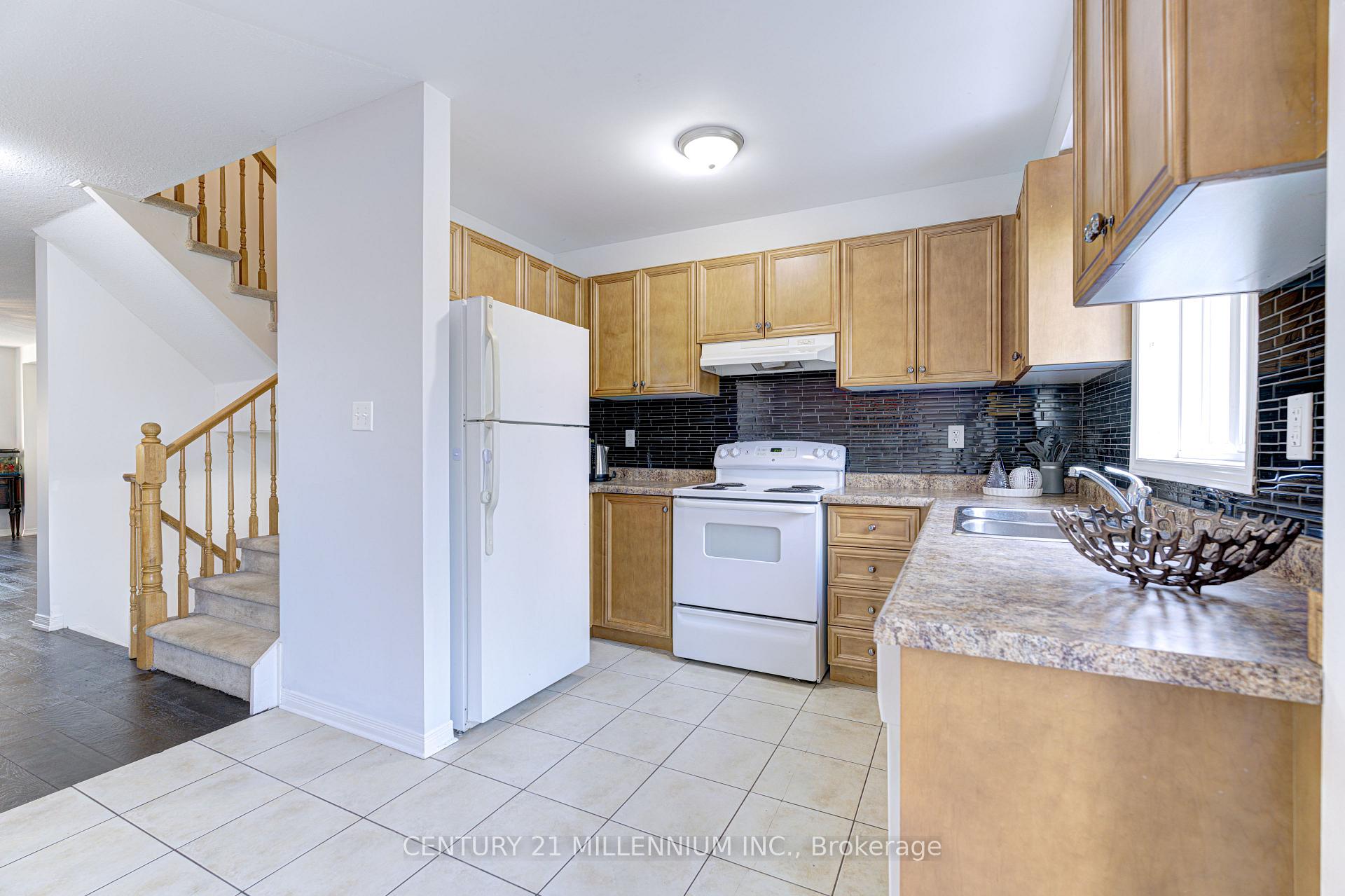 3 Bedrooms Condo at 151 Green,  Hamilton For sale