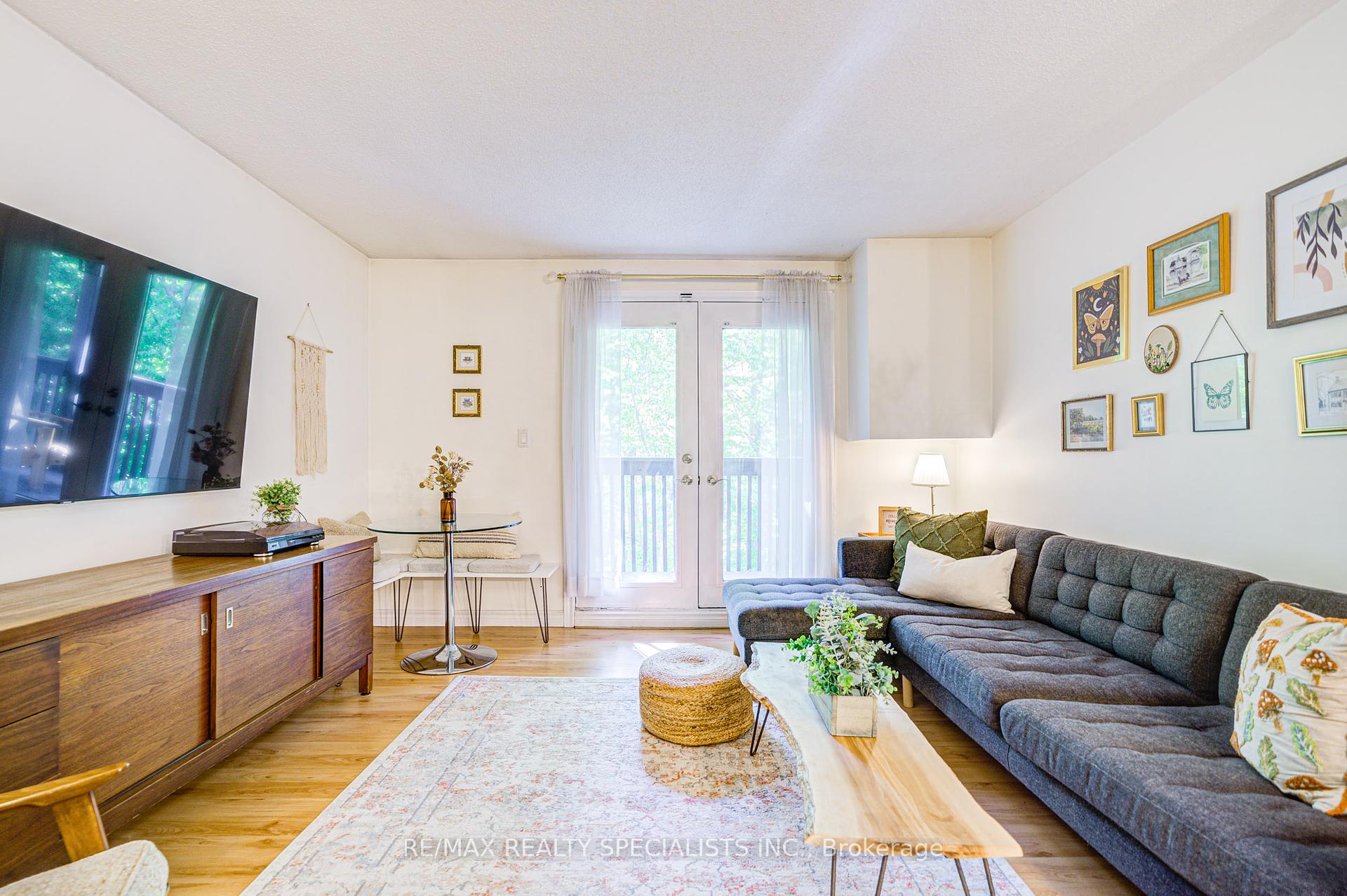 2 Bedrooms Condo at 2030 Cleaver, Burlington For sale