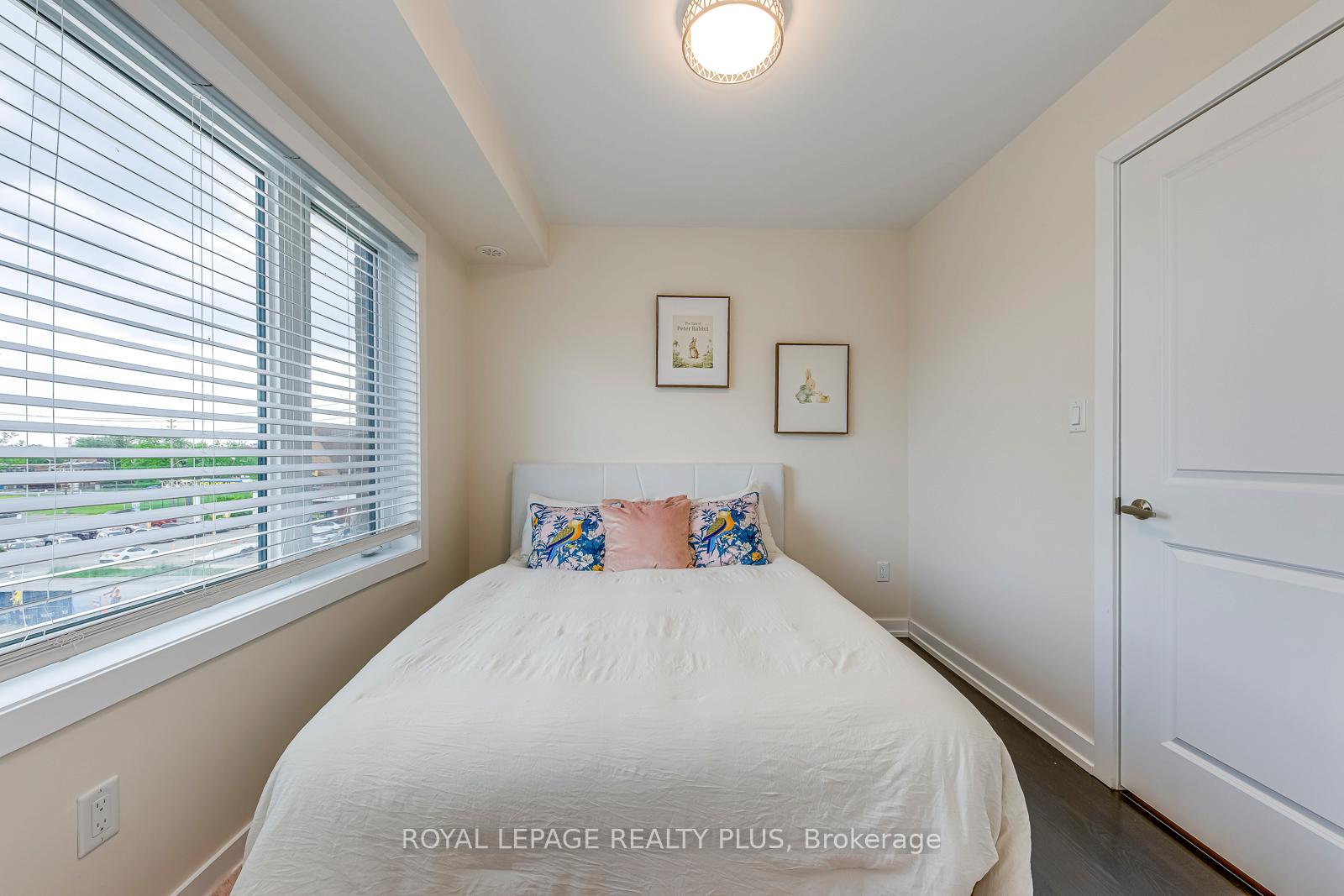 2 Bedrooms Condo at 10 Drummond, Toronto For sale